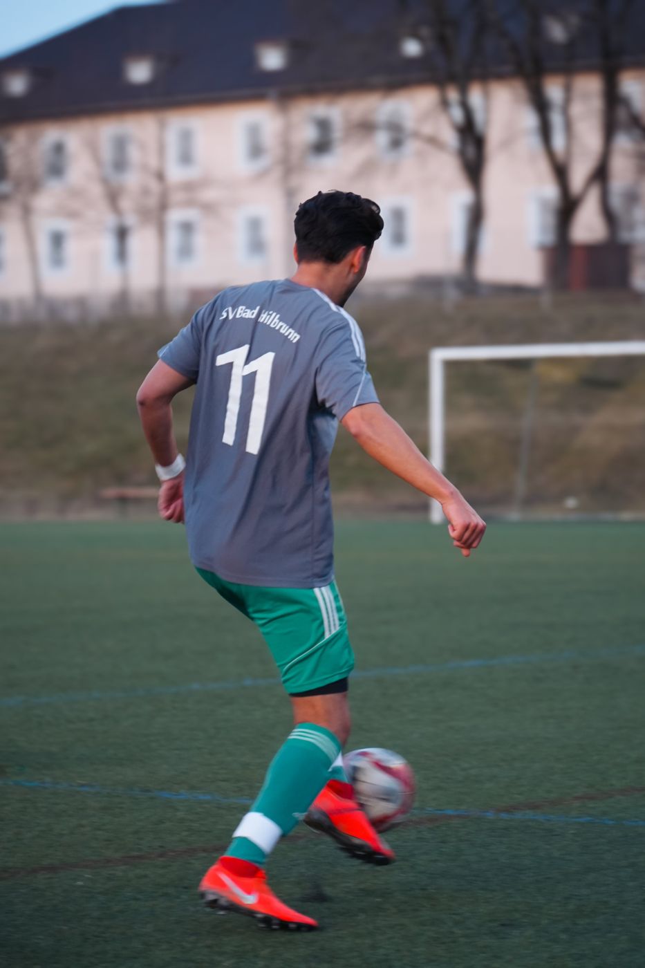 Frederic mit der Nummer 11 am Ball auf dem Kunstrasen