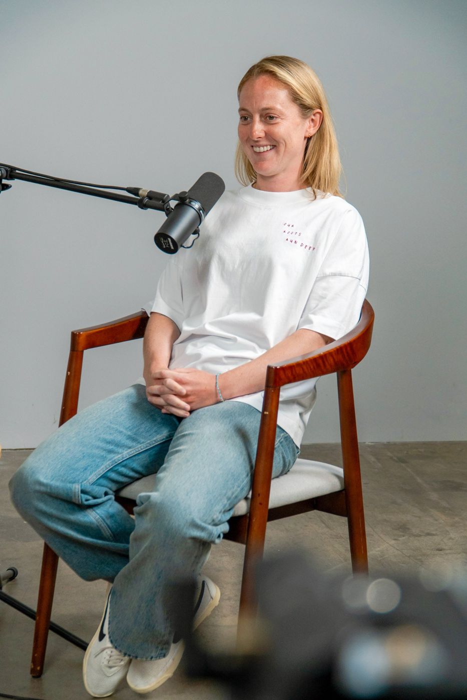 Keira Walsh lachend am Mikrofon im PLAN-A-Studio