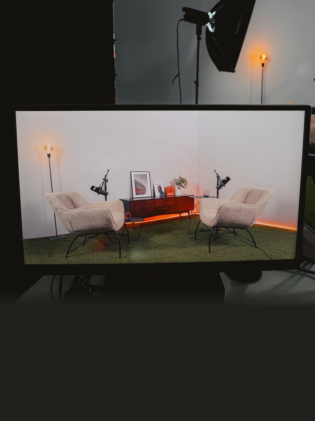 Das neue PLAN-A-Studio-Setup mit zwei Sesseln auf dem Kontrollmonitor