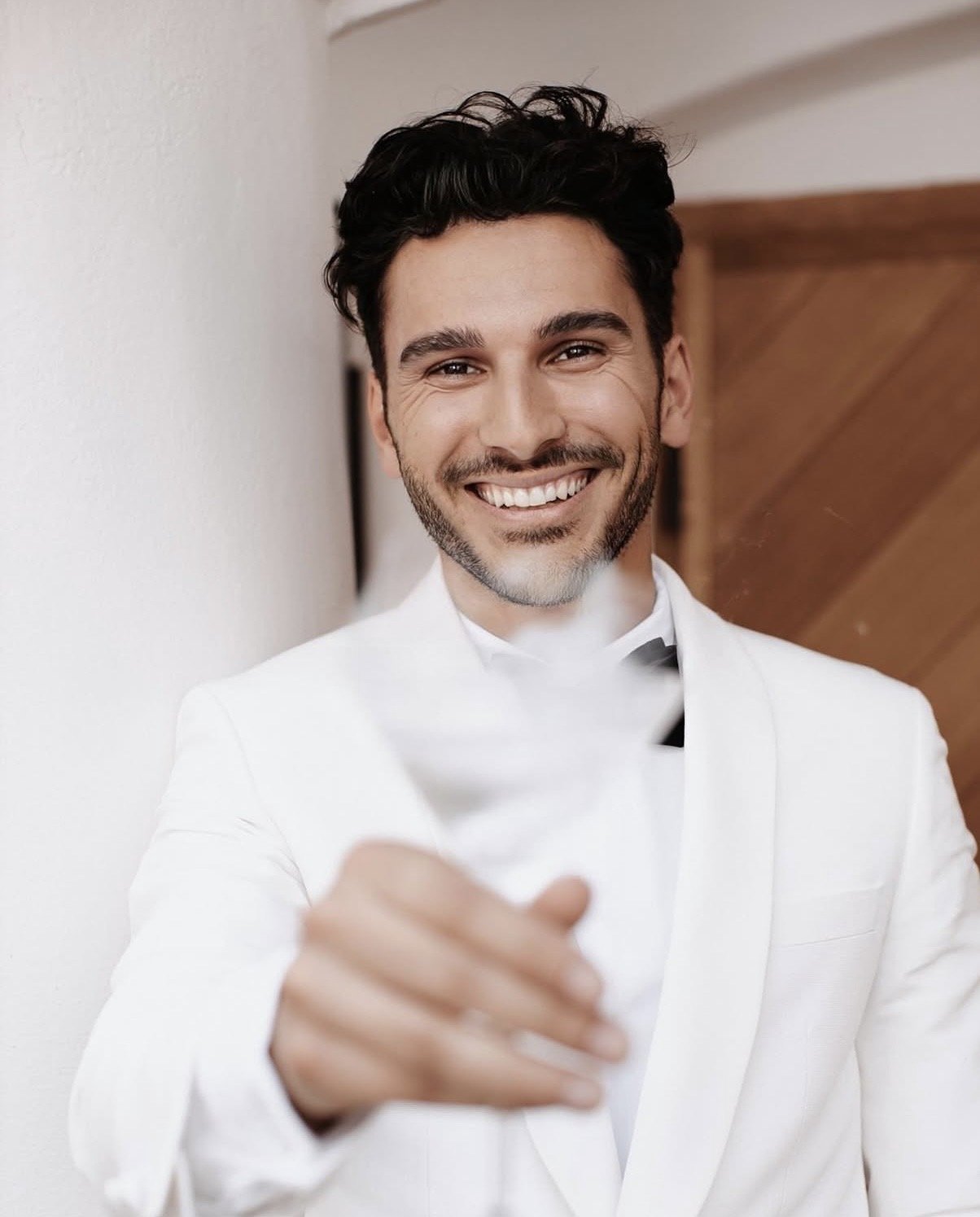 Frederic lachend im weißen Smoking